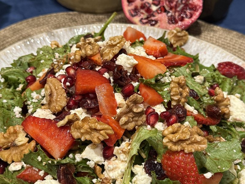 Pom Berry Salad (16 OZ)